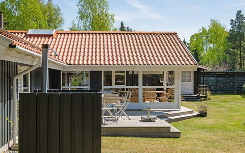 Hollie - 75M from the Sea: Meubles, Bois, Design Intérieur, Sol, Sol, Chaise, Pièce, Plafond, Salon, Appartement