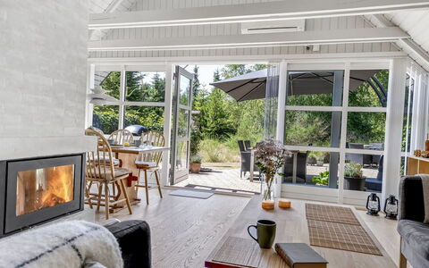 Albertina - 900M from the Sea: Bois, Sol, Plafond, Sol, Design Intérieur, Parquet, Meubles, Salon, Porte, Chaise
