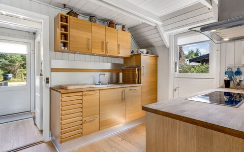 Albertina - 900M from the Sea: Cuisine, Sol, Comptoir, Bois, Design Intérieur, Cabinetry, Sol, Principaux Appliance, Appareil De Cuisine, Plafond