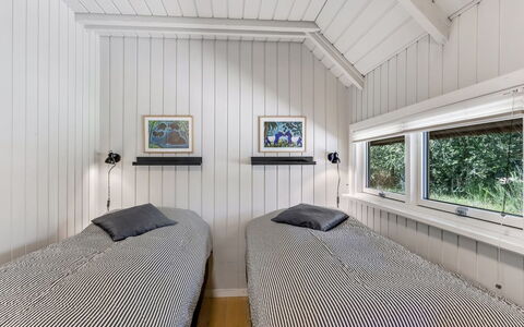Albertina - 900M from the Sea: Chambre, Bois, Design Intérieur, Plafond, Lit, Sol, Sol, Literie, Drap De Lit, Domicile