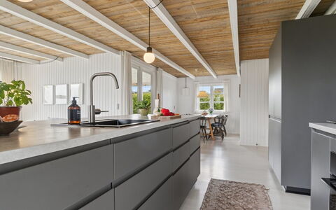 Bjarni - 180M from the Sea: Cuisine, Comptoir, Cabinetry, Plafond, Appareil De Cuisine, Dur, Parquet, Principaux Appliance, Planche, Plante D'Appartement