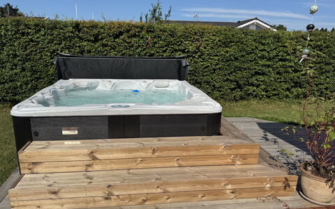 Bjarni - 180M from the Sea: Jacuzzi, Baignoire, Dur, Piscine, Arrière-Cour, Plate-Forme, Mobilier De Jardin, Luminaire Plomberie, Patio
