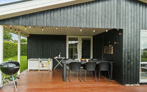 Bjarni - 180M from the Sea: Toit, Maison, Domicile, Chalet, Siding, Biens, Allée, Batiments Jardin, Cour, Cabanon