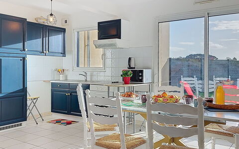 An Ty Porzh: Meubles, Design Intérieur, Chaise, Sol, Cuisine, Table, Sol, Appareil De Cuisine, Plafond, Table Cuisine Et Salle A Manger