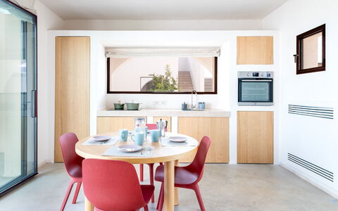 Terracorte Villa: Meubles, Design Intérieur, Bois, Sol, Cuisine, Pièce, Sol, Table, Chaise, Domicile
