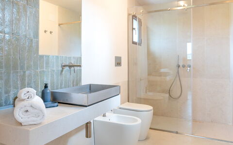 Terracorte Villa: Salle De Bains, Sol, Luminaire Plomberie, Design Intérieur, Mur, Sol, Évier, Robinet, Miroir, Lavabo