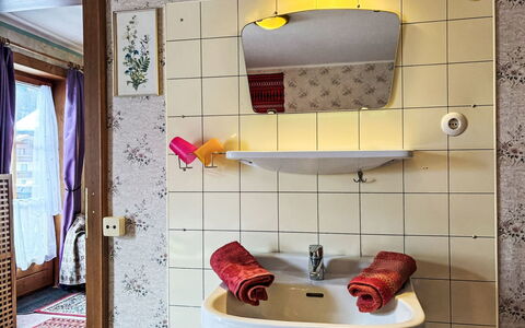Niedernsill 12: Mur, Lavabo, Design Intérieur, Luminaire Plomberie, Plomberie, Salle De Bains, Robinet, Évier, Tuile