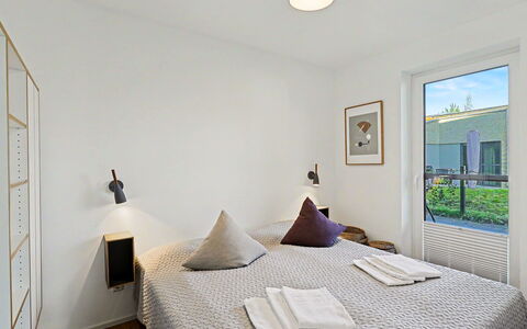 Apartment am See: Meubles, Design Intérieur, Lit, Sol, Sol, Chambre, Mur, Bois, Pièce, Plafond