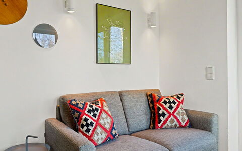 Apartment am See: Meubles, Design Intérieur, Canapé, Mur, Sol, Sol, Salon, Pièce, Bois, Domicile