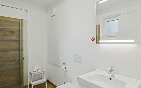 Apartment am See: Sol, Sol, Mur, Bois, Design Intérieur, Plafond, Luminaire Plomberie, Salle De Bains, Plomberie, Toilette