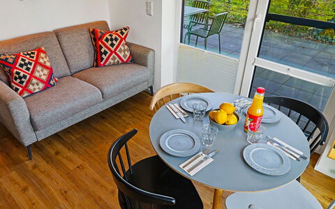 Apartment am See: Meubles, Design Intérieur, Domicile, Appartement, Chaise, Tache De Bois, Salon, Plante D'Appartement, Canapé