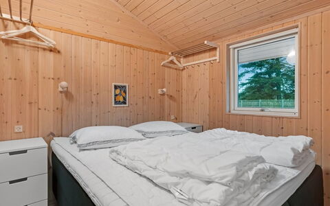 Garth - 50M from the Sea: Bois, Chambre, Lit, Plafond, Domicile, Literie, Drap De Lit, Cadre De Lit, Pièce, Gelé