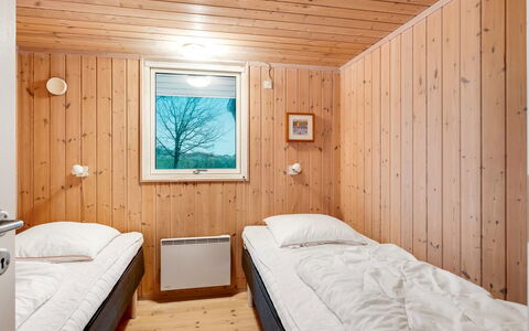 Garth - 50M from the Sea: Chambre, Lit, Bois, Drap De Lit, Literie, Plafond, Design Intérieur, Sol, Sol, Cadre De Lit