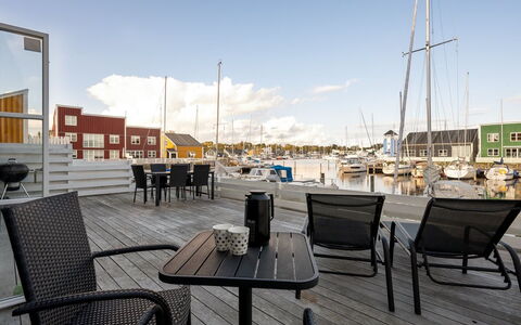 Fina - 10M from the Sea: Toit, Domicile, Porte, Chalet, Ombre, Siding, Cour, Biens, Arrière-Cour