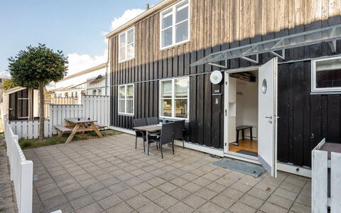 Fina - 10M from the Sea: Toit, Domicile, Porte, Chalet, Ombre, Siding, Cour, Biens, Arrière-Cour