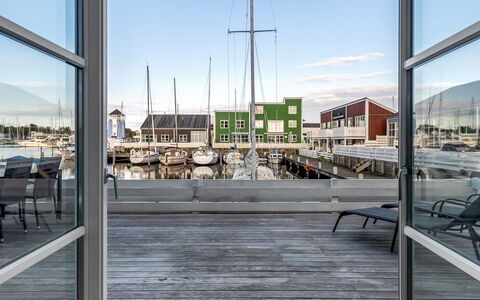 Fina - 10M from the Sea: Toit, Domicile, Porte, Chalet, Ombre, Siding, Cour, Biens, Arrière-Cour