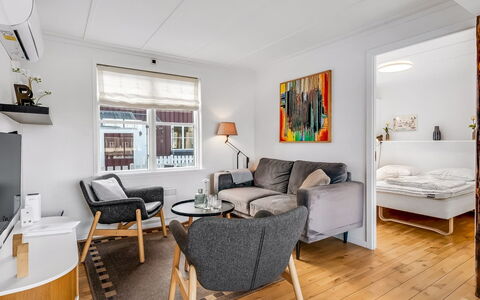Fina - 10M from the Sea: Toit, Domicile, Porte, Chalet, Ombre, Siding, Cour, Biens, Arrière-Cour