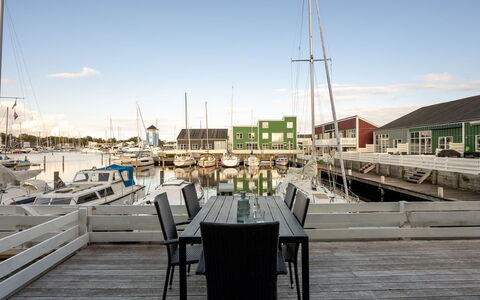 Fina - 10M from the Sea: Toit, Domicile, Porte, Chalet, Ombre, Siding, Cour, Biens, Arrière-Cour