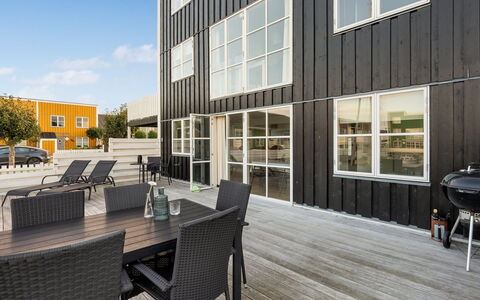 Fina - 10M from the Sea: Toit, Domicile, Porte, Chalet, Ombre, Siding, Cour, Biens, Arrière-Cour