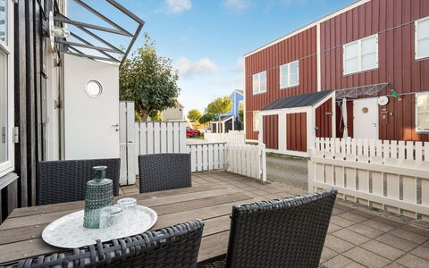 Fina - 10M from the Sea: Toit, Domicile, Porte, Chalet, Ombre, Siding, Cour, Biens, Arrière-Cour