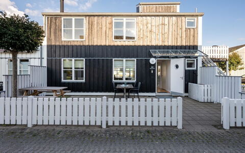 Fina - 10M from the Sea: Toit, Domicile, Porte, Chalet, Ombre, Siding, Cour, Biens, Arrière-Cour