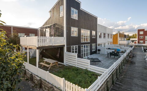 Fina - 10M from the Sea: Toit, Domicile, Porte, Chalet, Ombre, Siding, Cour, Biens, Arrière-Cour