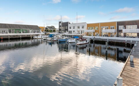 Fina - 10M from the Sea: Toit, Domicile, Porte, Chalet, Ombre, Siding, Cour, Biens, Arrière-Cour