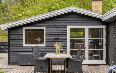 Peadda - 300M from the Sea: Bois, Siding, Chalet, Maison, Domicile, Porte, Porche, Dur, Plate-Forme, Batiments Jardin