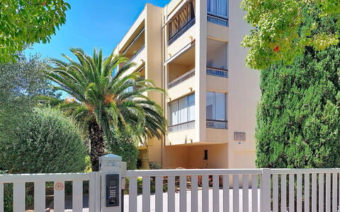 L'Iris: Zone Résidentielle, Appartement, Suppression Des Plantes Ligneuses, Condominium, Ombre, Biens, Aménagement Paysager, Allée, Balcon