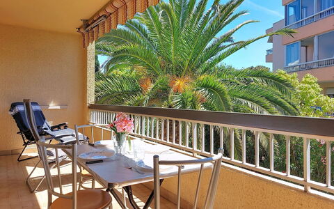 L'Iris: Meubles, Balcon, Appartement, Mobilier De Jardin, Chaise, Ombre, Eco Hôtel, Recours, Tache De Bois
