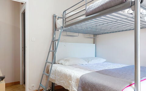 L'Iris: Lit, Chambre, Lit Superposé, Meubles, Literie, Sol, Drap De Lit, Design Intérieur, Sol, Cadre De Lit