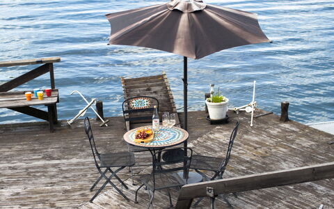 Skärgårdsdröm På Ön: Meubles, Mobilier De Jardin, Parapluie, Chaise, Table, Tableau De Plein Air, Cotiers Et Relief Océaniques, Côte, Mer, Plate-Forme