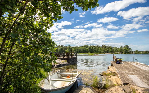 Skärgårdsdröm På Ön: Ciel, Bleu, L'Eau, Arbre, Nuage, Cours D'Eau, Été, Voie Navigable, Banque, Canal