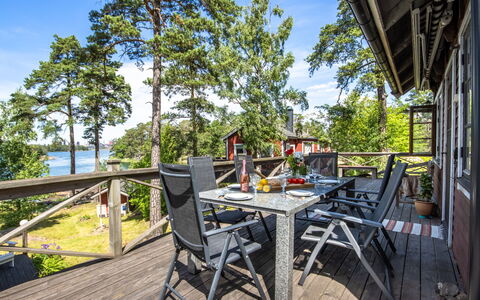 Skärgårdsdröm På Ön: Bois, Plate-Forme, Meubles, Mobilier De Jardin, Porche, Chaise, Ombre, Dur, Tableau De Plein Air, Recours