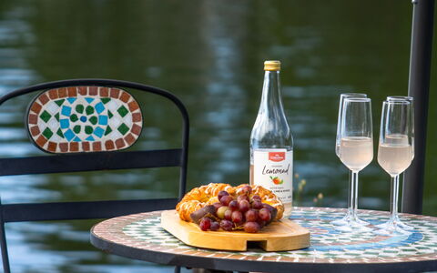 Skärgårdsdröm På Ön: Bouteille, Drinkware, Serveware, Mobilier De Jardin, Aliments, Bouteille En Verre, Du Vin, Tableau De Plein Air