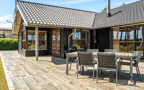 Groa - 50M from the Sea: Bois, Toit, Chalet, Domicile, Porche, Porte, Plate-Forme, Ombre, Dur, Siding