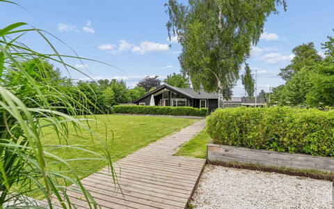 Galatia - 1.4Km from the Sea: Arbuste, Jardin, Domicile, Couverture De Sol, Chalet, Biens, Pelouse, Aménagement Paysager, Ombre, Passerelle
