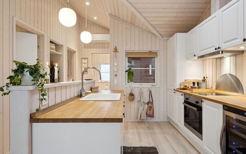 Galatia - 1.4Km from the Sea: Cuisine, Design Intérieur, Comptoir, Sol, Bois, Luminaire, Meubles, Plafond, Appareil De Cuisine, Sol