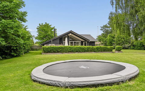 Galatia - 1.4Km from the Sea: Trampolining - Materiel Et Fournitures, Trampoline, Herbe, Loisir, Jardin, Trampolining, Pelouse, Ombre, Aménagement Paysager, Cour