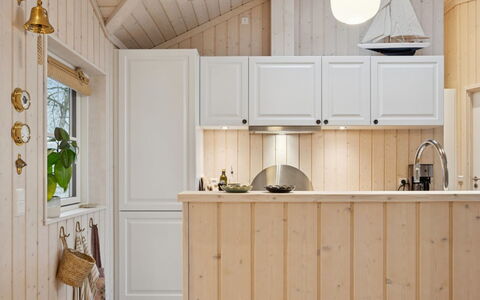 Galatia - 1.4Km from the Sea: Bois, Design Intérieur, Cuisine, Sol, Meubles, Comptoir, Sol, Cabinetry, Luminaire, Plafond