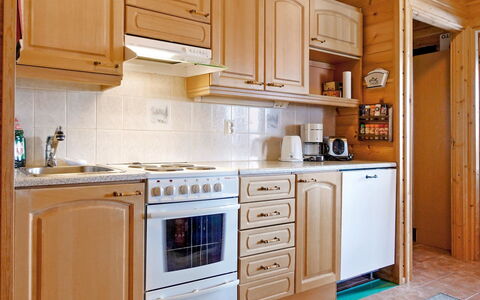 Luongasloma 3: Cuisine, Appareil De Cuisine, Cabinetry, Principaux Appliance, Comptoir, Bois, Sol, Design Intérieur, Placard, Sol