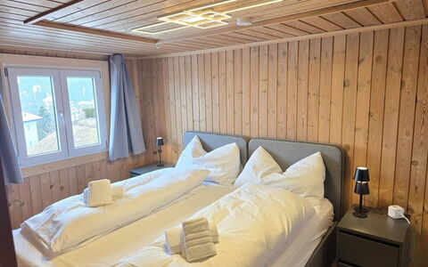 Maiensäss Crapera: Chambre, Lit, Bois, Drap De Lit, Literie, Design Intérieur, Cadre De Lit, Meubles, Sol, Pièce