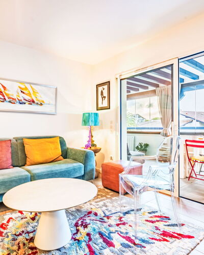 Xarako: Meubles, Design Intérieur, Canapé, Sol, Salon, Sol, Appartement, Table, Pièce, Domicile