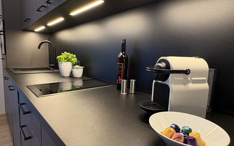 Glacier Loft Kitzsteinhorn 1: Cuisine, Éclairage, Noir, Design Intérieur, Comptoir, Luminaire, Robinet, Cabinetry