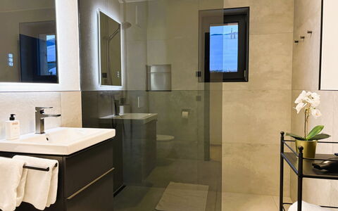Glacier Loft Kitzsteinhorn 1: Salle De Bains, Sol, Design Intérieur, Mur, Luminaire Plomberie, Sol, Miroir, Armoire De Toilette, Toilette, Plomberie