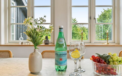Siegfried - 100M from the Sea: Design Intérieur, Verre, Fruit, Plante D'Appartement, Bouteille, Serveware, Aliments, Bouteille En Verre, Luminaire, Vase