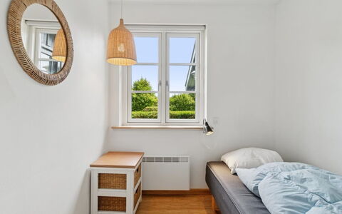 Siegfried - 100M from the Sea: Lit, Chambre, Sol, Mur, Sol, Design Intérieur, Meubles, Bois, Literie, Plafond