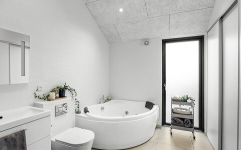Damiana - 1.1Km from the Sea: Luminaire Plomberie, Design Intérieur, Sol, Évier, Salle De Bains, Sol, Plafond, Robinet, Plomberie, Armoire De Toilette