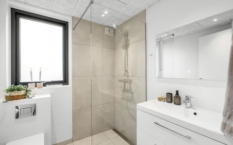 Damiana - 1.1Km from the Sea: Sol, Sol, Design Intérieur, Plafond, Luminaire Plomberie, Tuile, Pièce, Plomberie, Salle De Bains, Évier