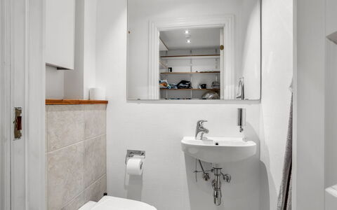 Elene - from the Sea: Salle De Bains, Luminaire Plomberie, Mur, Design Intérieur, Sol, Évier, Lavabo, Sol, Siège De Toilette, Toilette